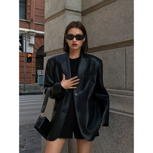 Woman wearing black casual long sleeve lapel coat with sunglasses and black handbag outdoors